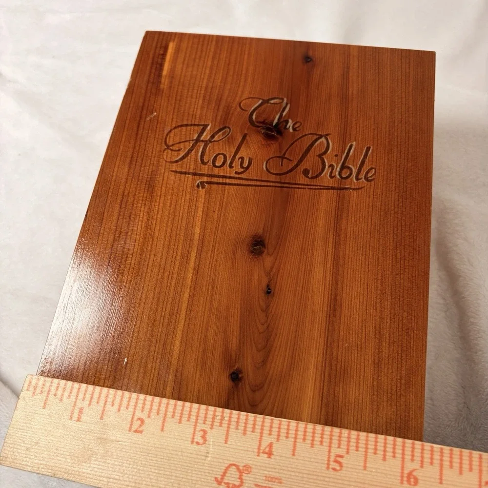 Vintage 1976‎ Memorial Protestant Edition Holy Bible In Cedar Wood Box USA Read
